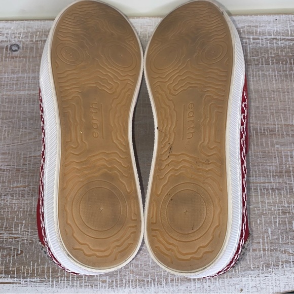 Earth Origins Size 9.5 Red Slip-On Sneakers with Cheetah Print Pattern on Heels - Picture 3 of 10